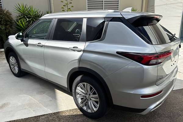 2024 Mitsubishi Outlander LS ZM