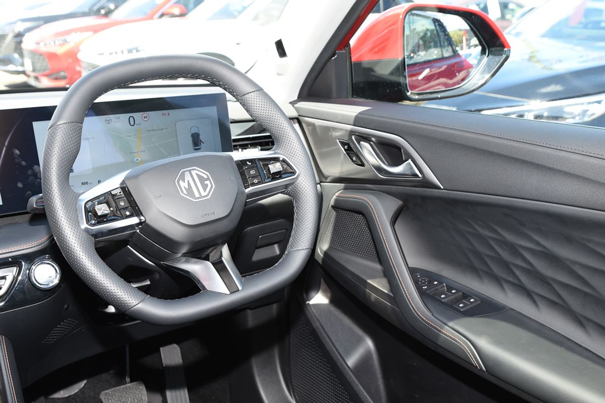 2025 MG HS Essence AS33