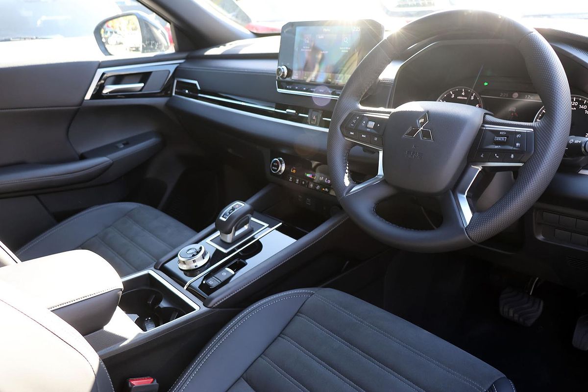 2024 Mitsubishi Outlander Black Edition ZM