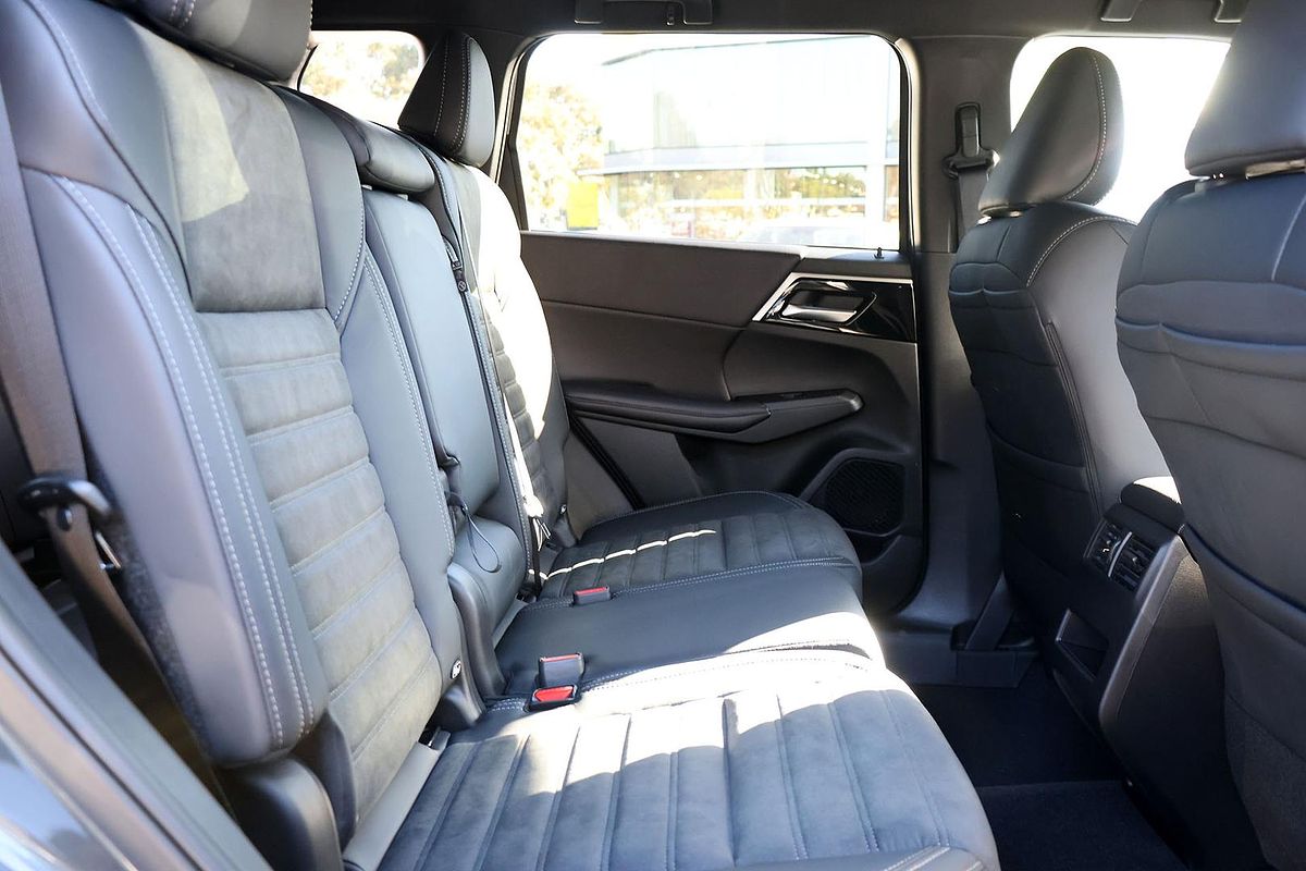 2024 Mitsubishi Outlander Black Edition ZM