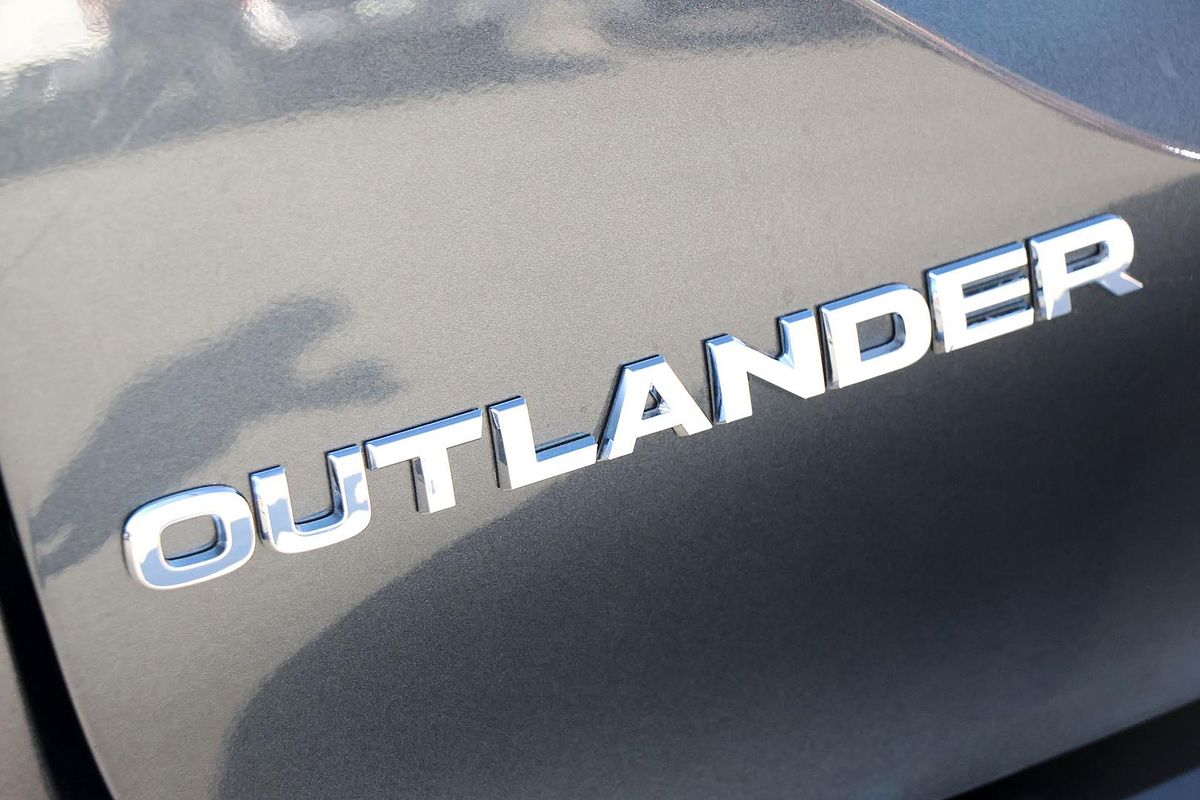 2024 Mitsubishi Outlander Black Edition ZM