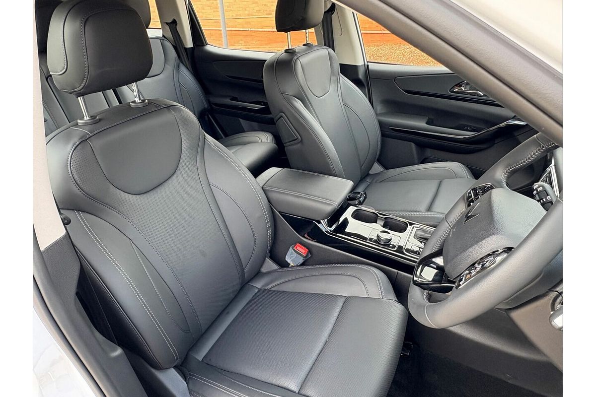 2025 Mahindra XUV700 AX7L MY25