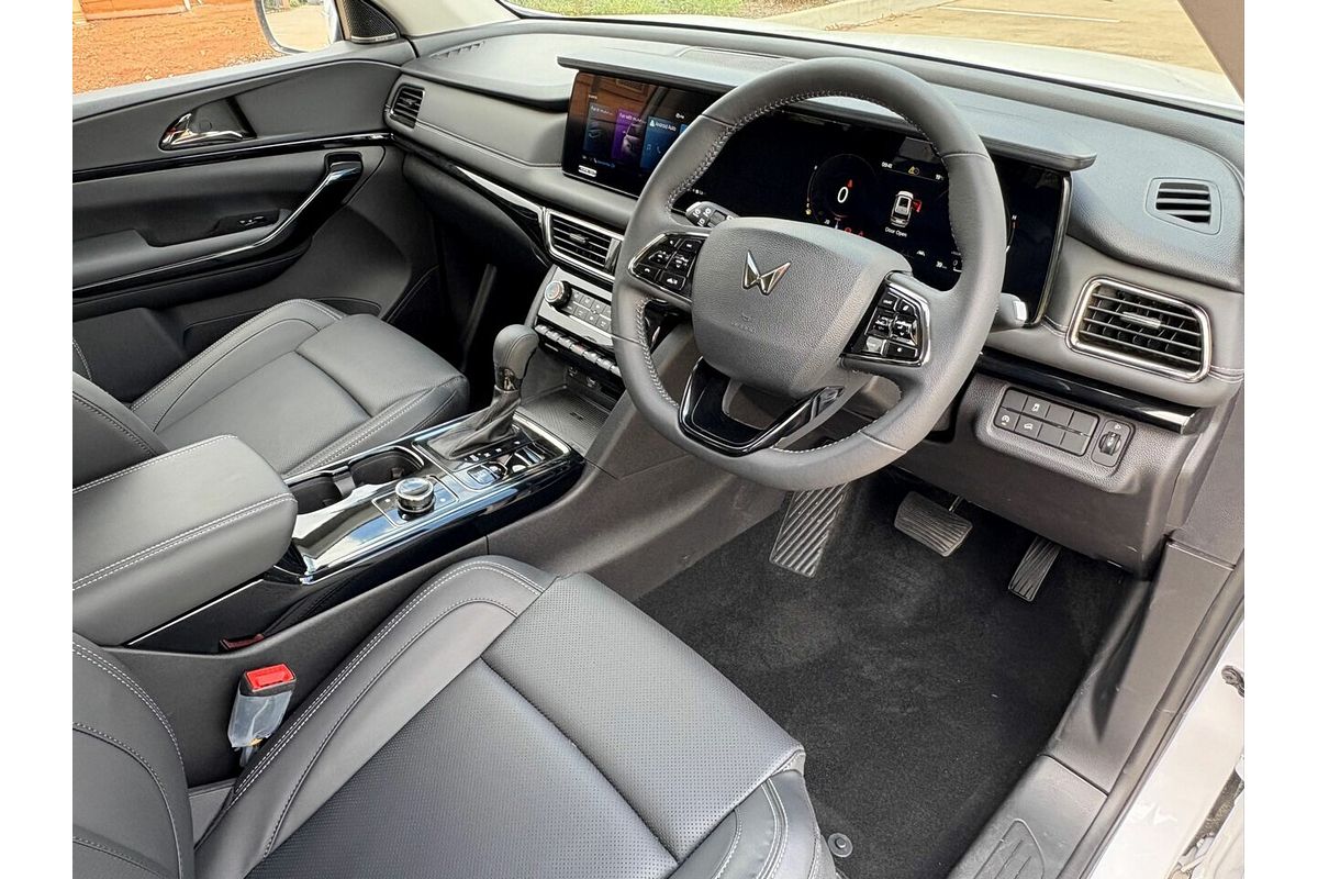 2025 Mahindra XUV700 AX7L MY25