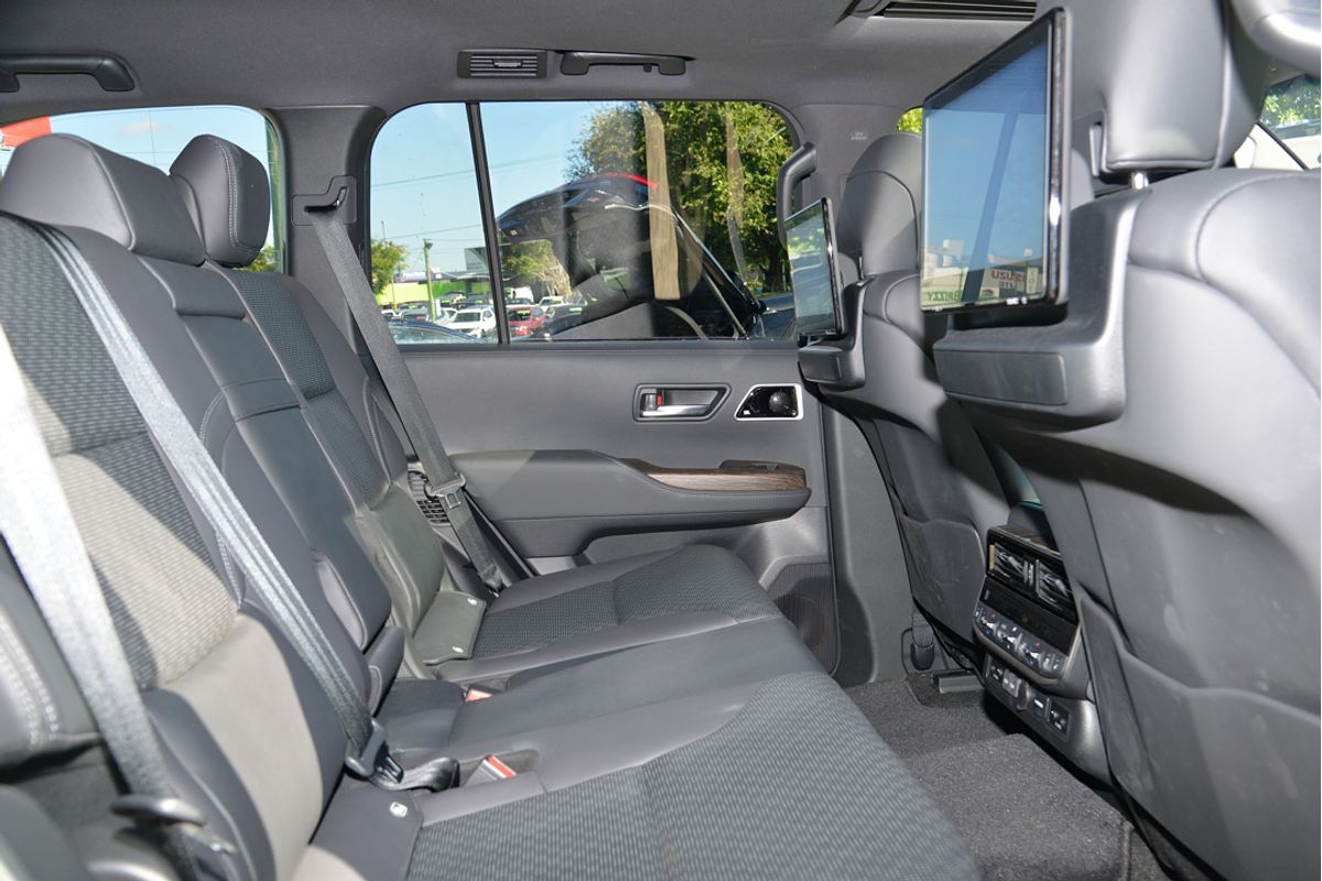 2024 Toyota Landcruiser Sahara FJA300R