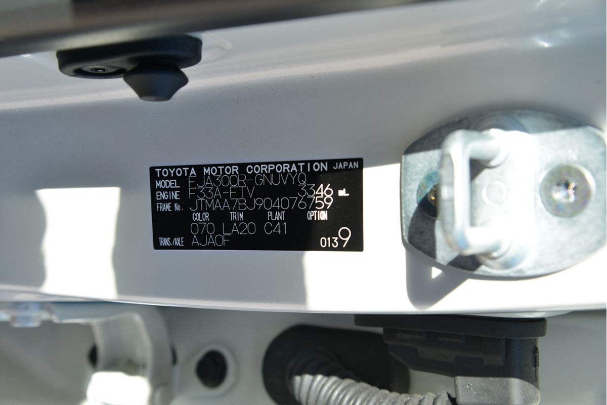 2024 Toyota Landcruiser Sahara FJA300R