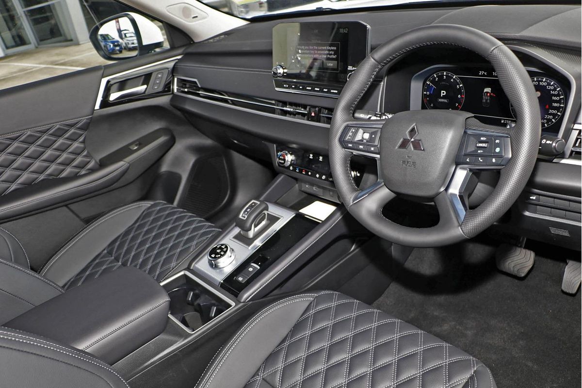 2024 Mitsubishi Outlander Exceed ZM