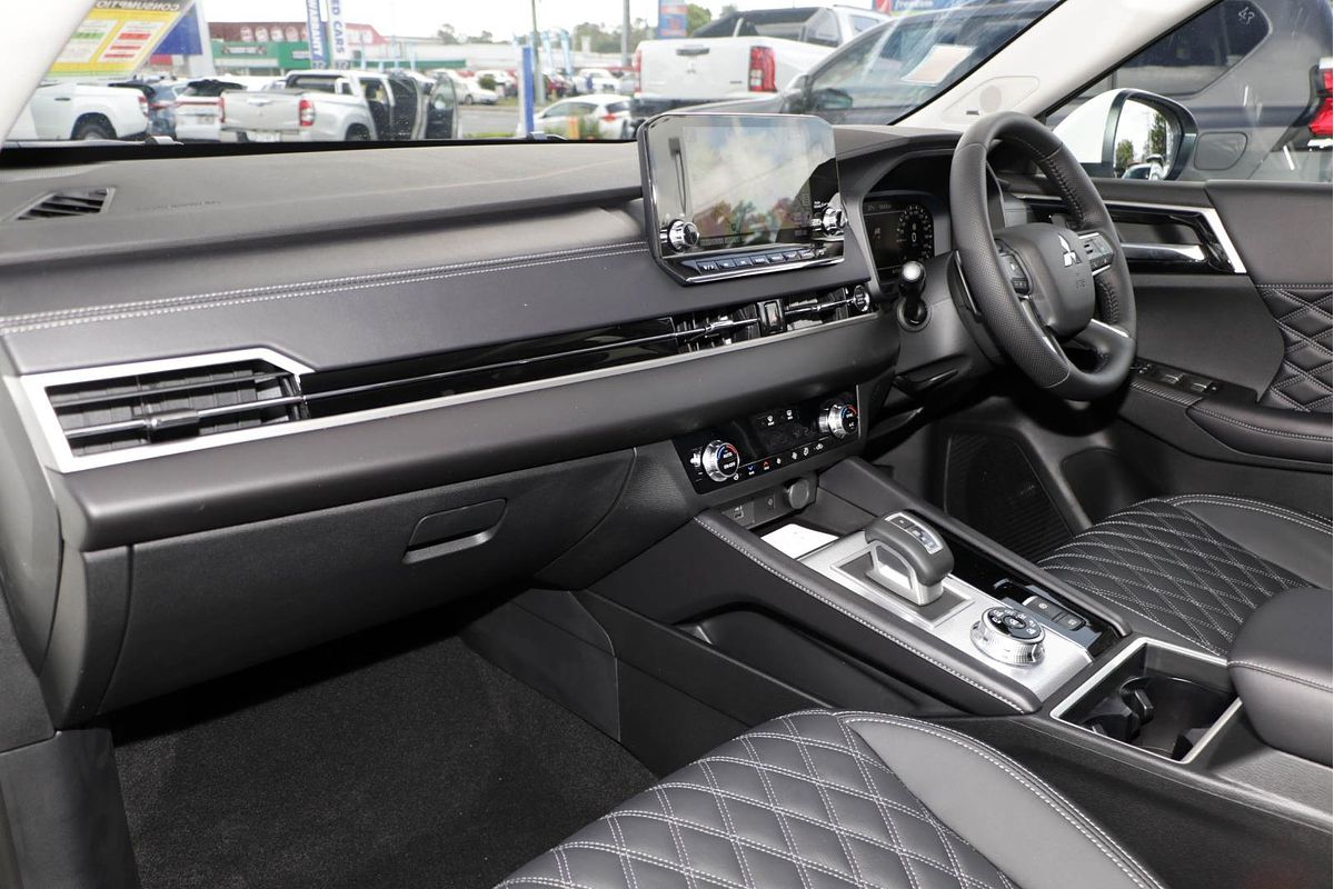 2024 Mitsubishi Outlander Exceed ZM