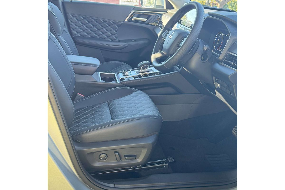 2024 Mitsubishi Outlander Exceed ZM