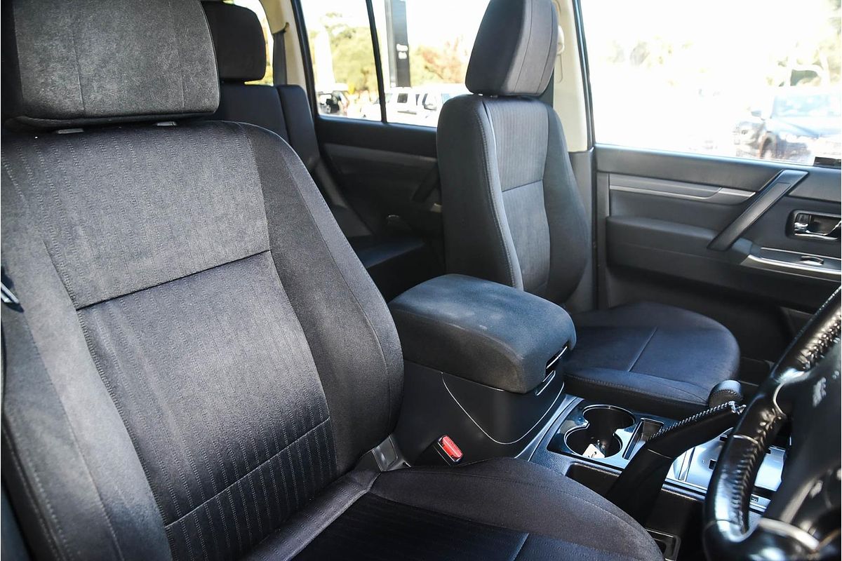 2015 Mitsubishi Pajero GLX NX