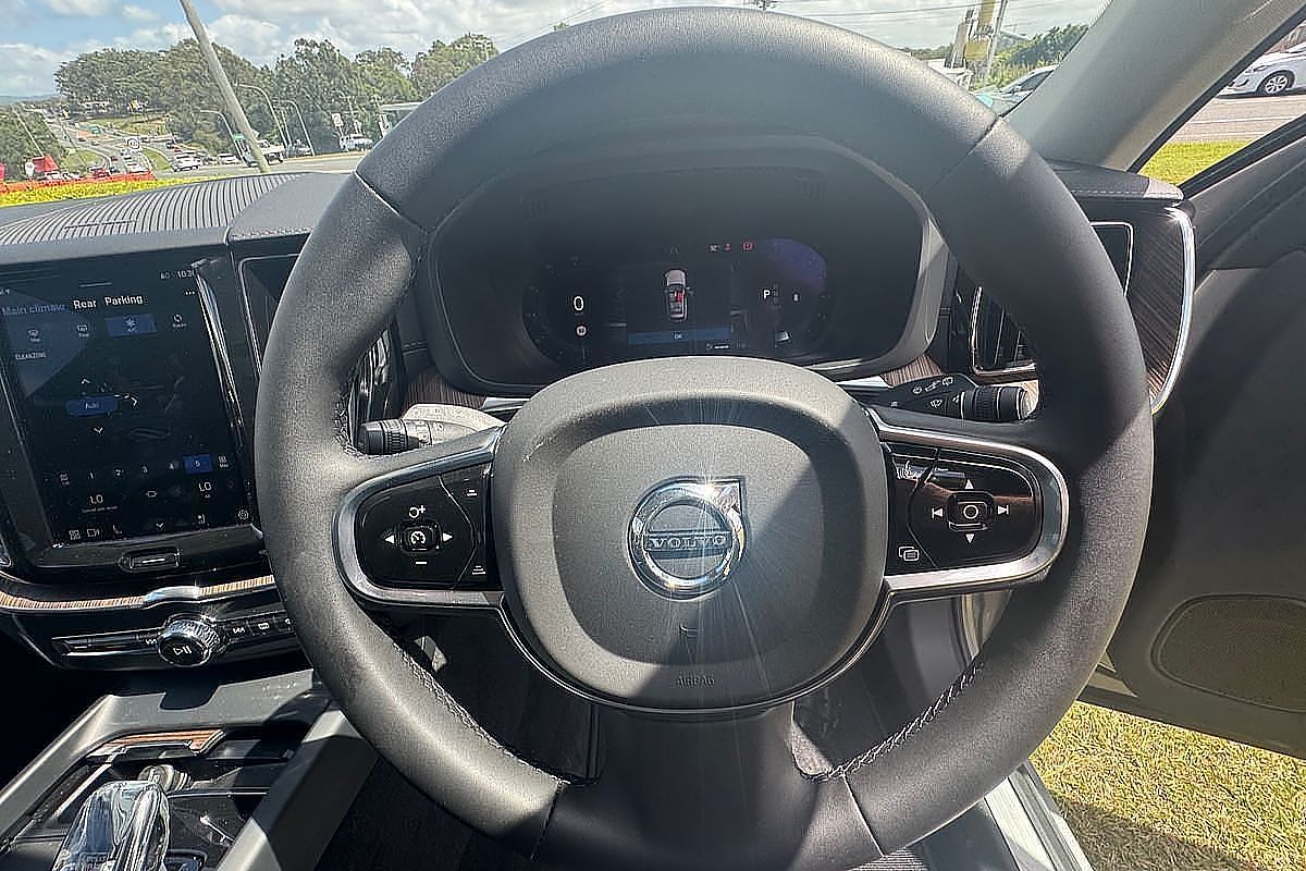 2023 Volvo XC60 Ultimate B5 Bright