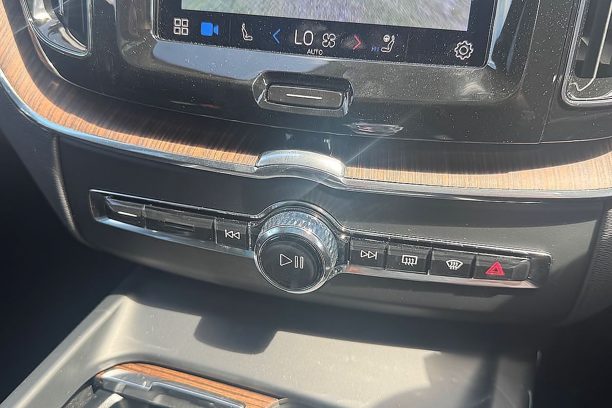 2023 Volvo XC60 Ultimate B5 Bright
