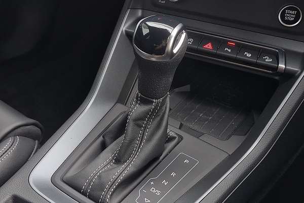 2024 Audi Q3 40 TFSI S line F3