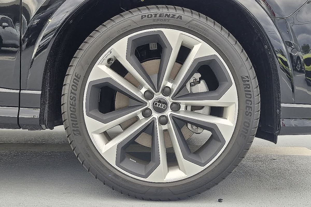 2024 Audi Q3 40 TFSI S line F3