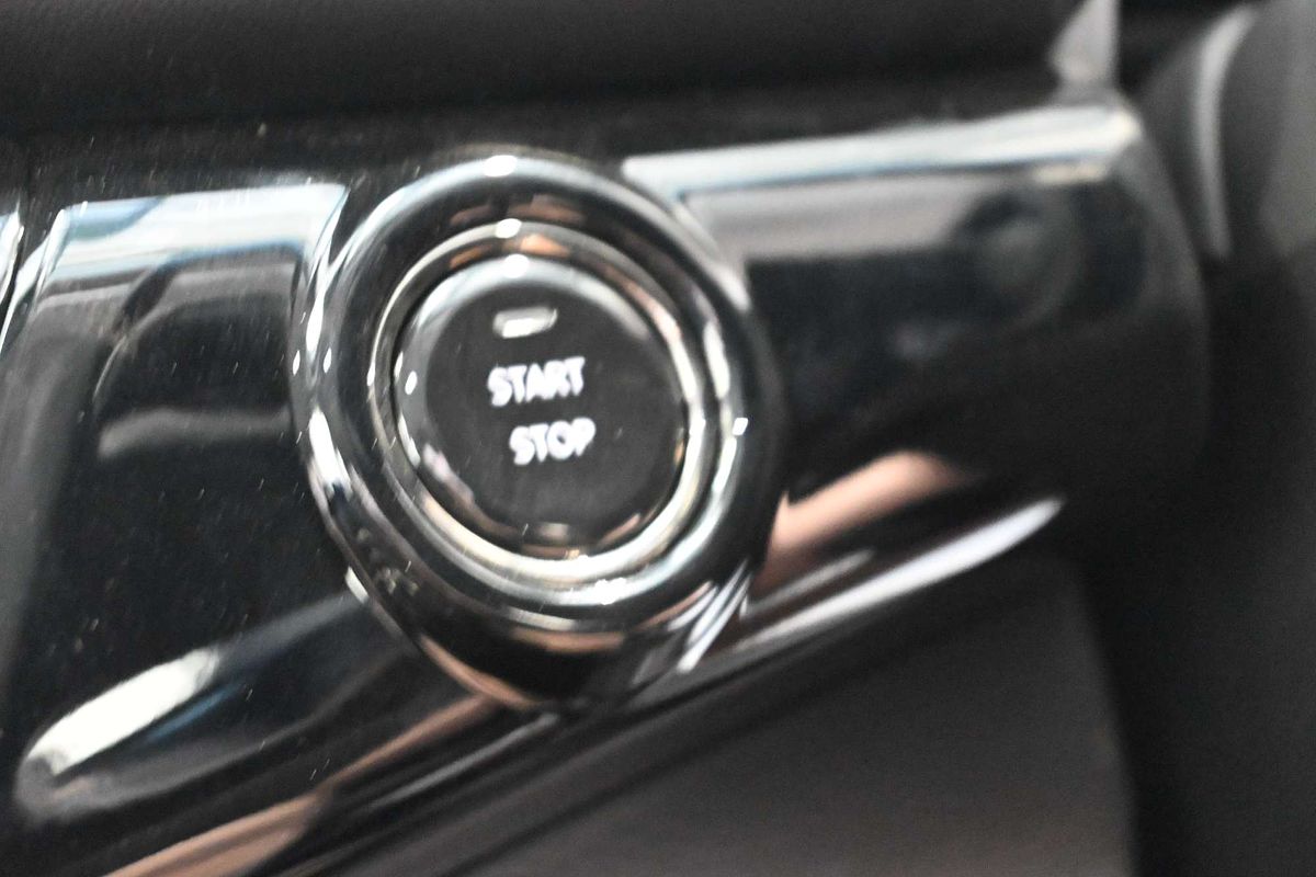 2025 Mahindra XUV700 AX7L