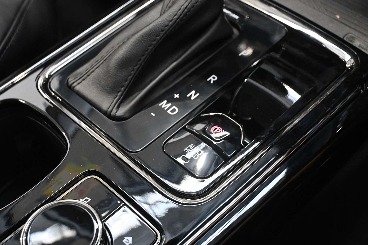 2025 Mahindra XUV700 AX7L