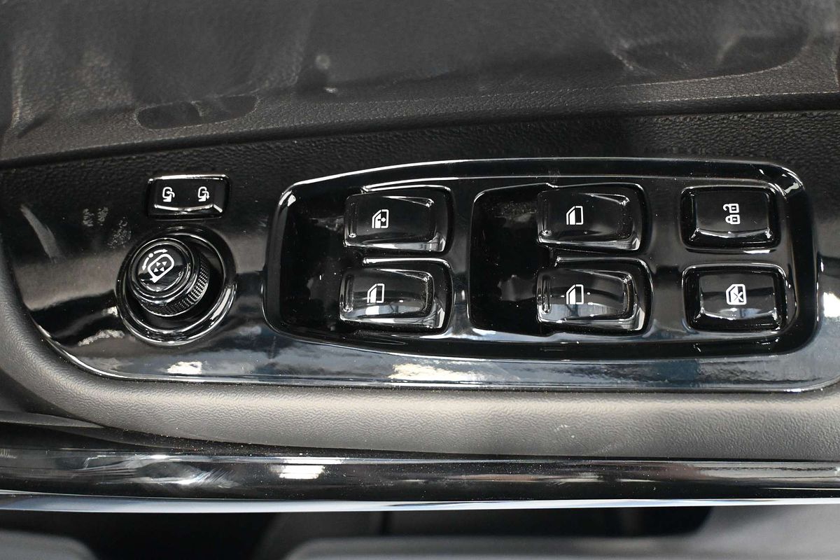 2025 Mahindra XUV700 AX7L