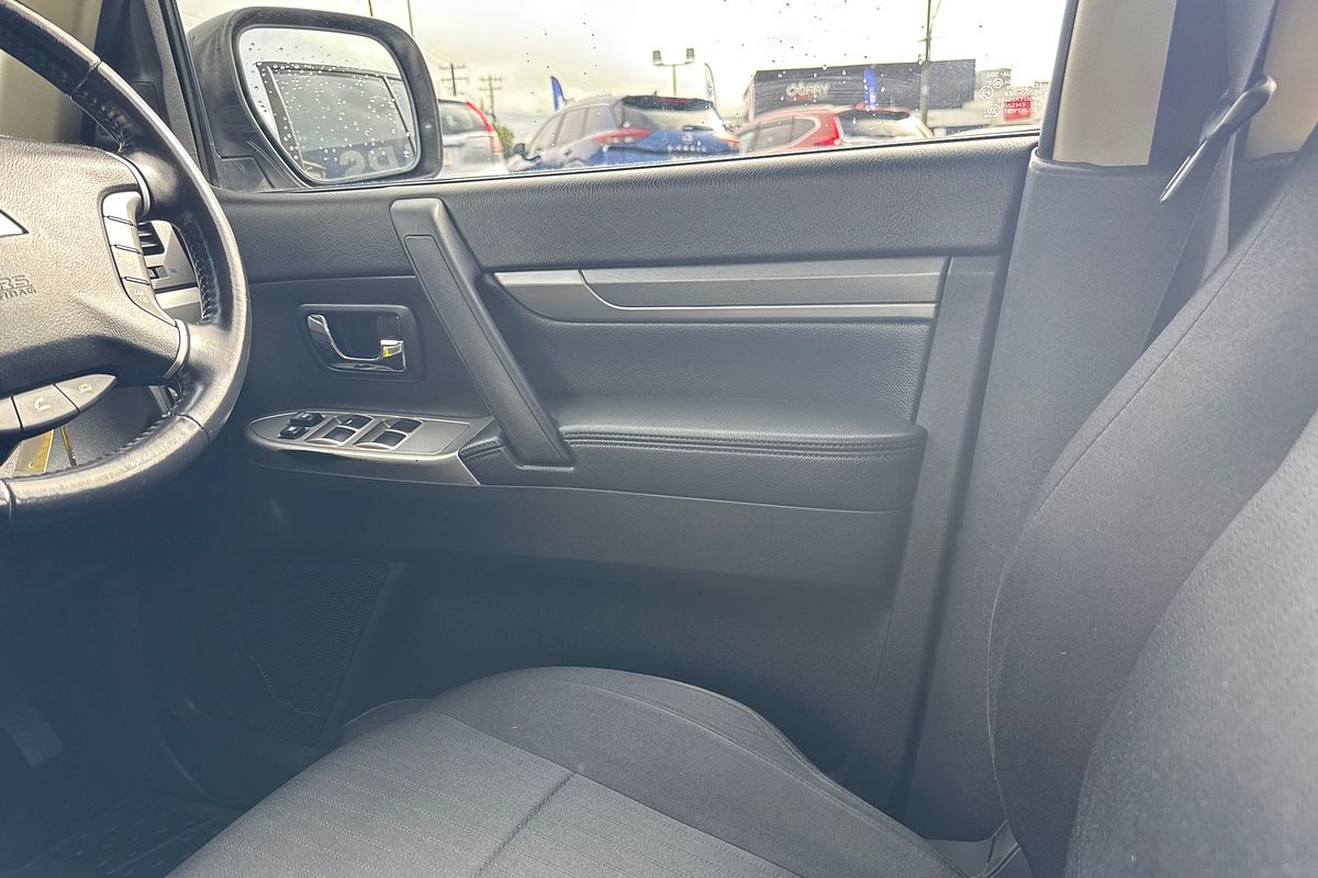 2017 Mitsubishi Pajero GLX NX