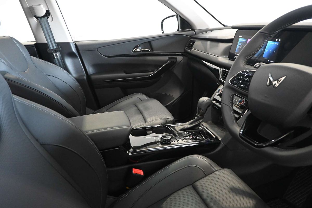 2025 Mahindra XUV700 AX7L