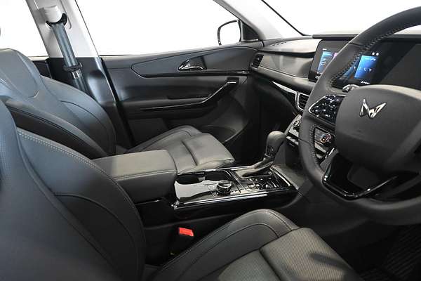 2025 Mahindra XUV700 AX7L