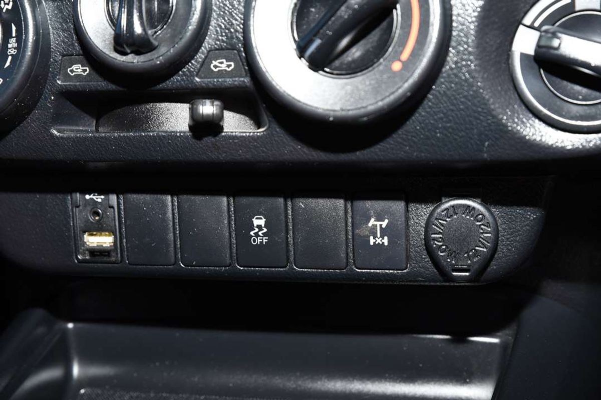 2015 Toyota Hilux SR GUN126R 4X4