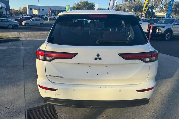 2023 Mitsubishi Outlander ES ZM