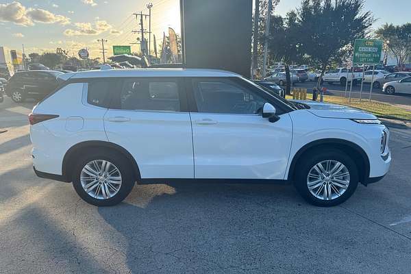 2023 Mitsubishi Outlander ES ZM