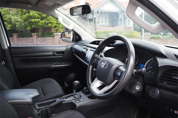 2016 Toyota HILUX SR (4x4) GUN126R