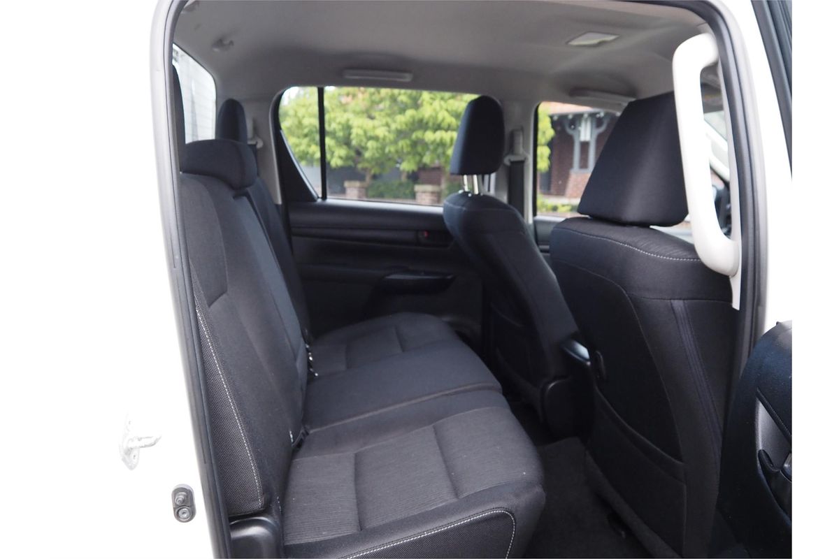 2016 Toyota HILUX SR (4x4) GUN126R