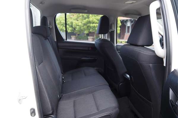 2016 Toyota HILUX SR (4x4) GUN126R