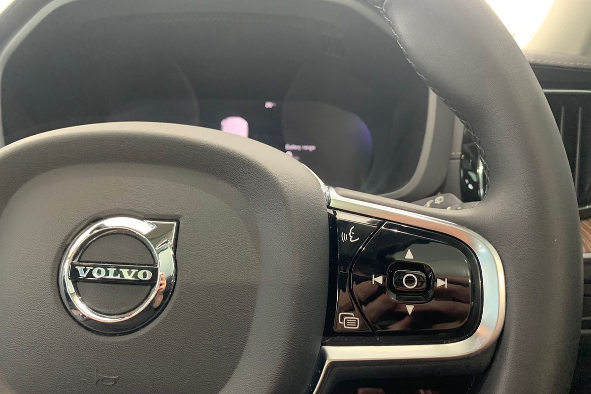 2022 Volvo XC60 Recharge Ultimate T8 Plug-In Hybrid