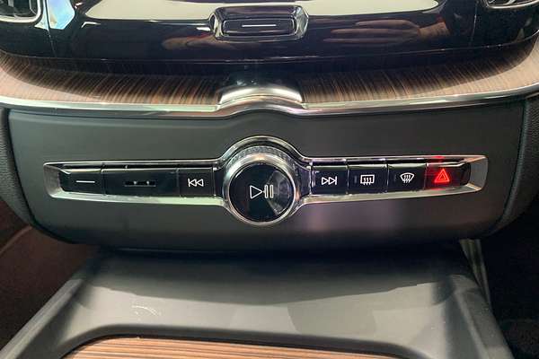 2022 Volvo XC60 Recharge Ultimate T8 Plug-In Hybrid