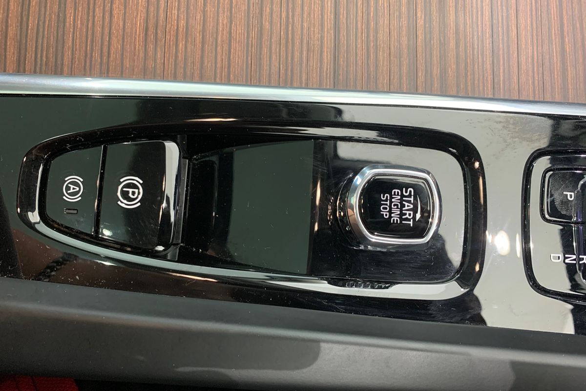 2022 Volvo XC60 Recharge Ultimate T8 Plug-In Hybrid