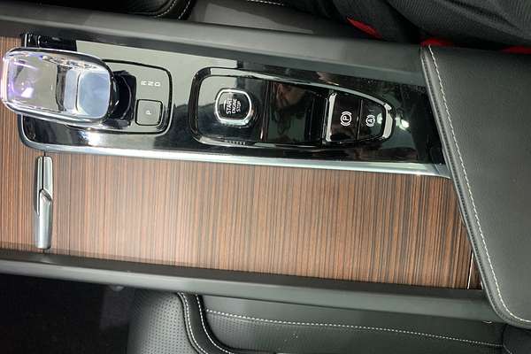 2022 Volvo XC60 Recharge Ultimate T8 Plug-In Hybrid