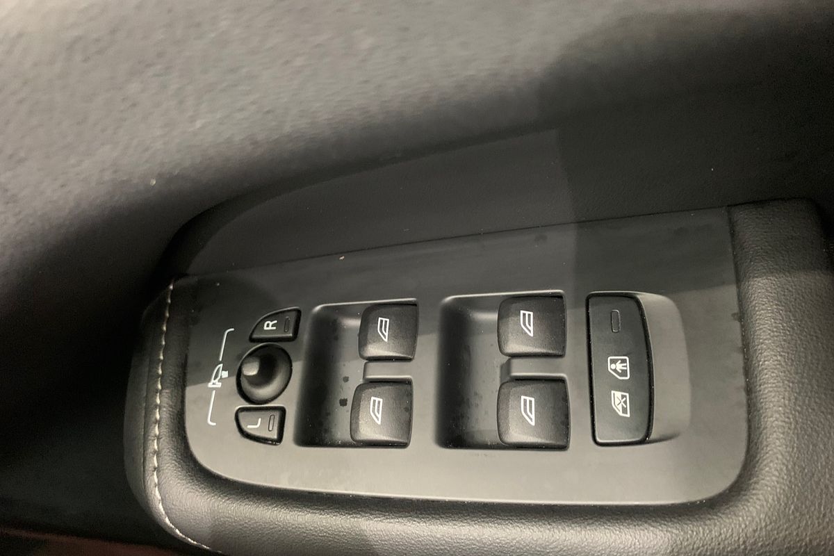 2022 Volvo XC60 Recharge Ultimate T8 Plug-In Hybrid