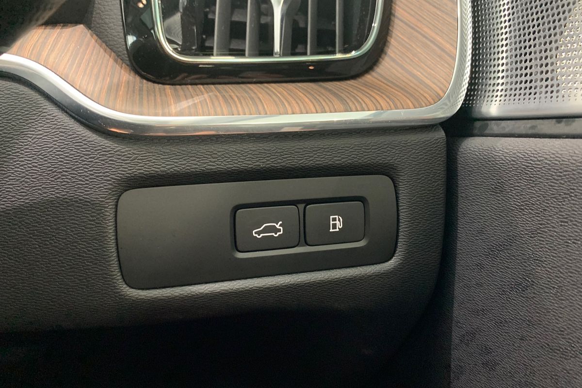 2022 Volvo XC60 Recharge Ultimate T8 Plug-In Hybrid