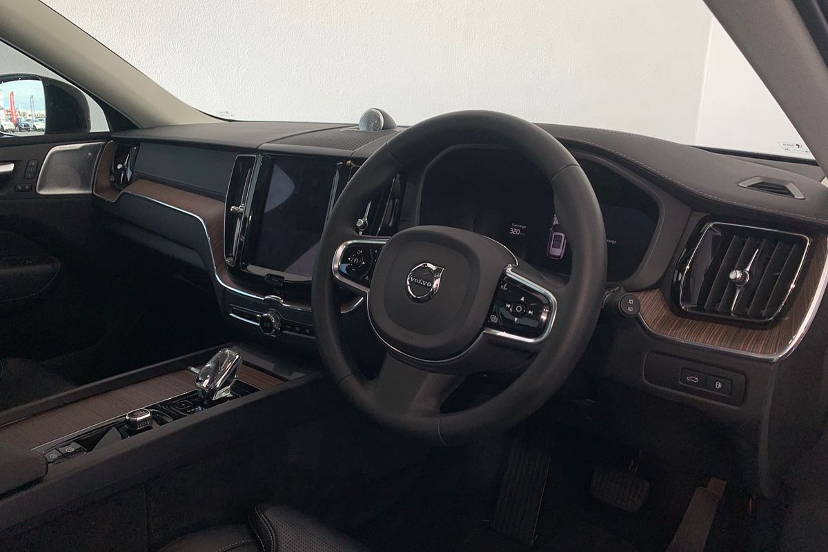 2022 Volvo XC60 Recharge Ultimate T8 Plug-In Hybrid