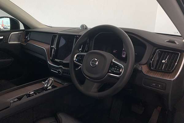 2022 Volvo XC60 Recharge Ultimate T8 Plug-In Hybrid