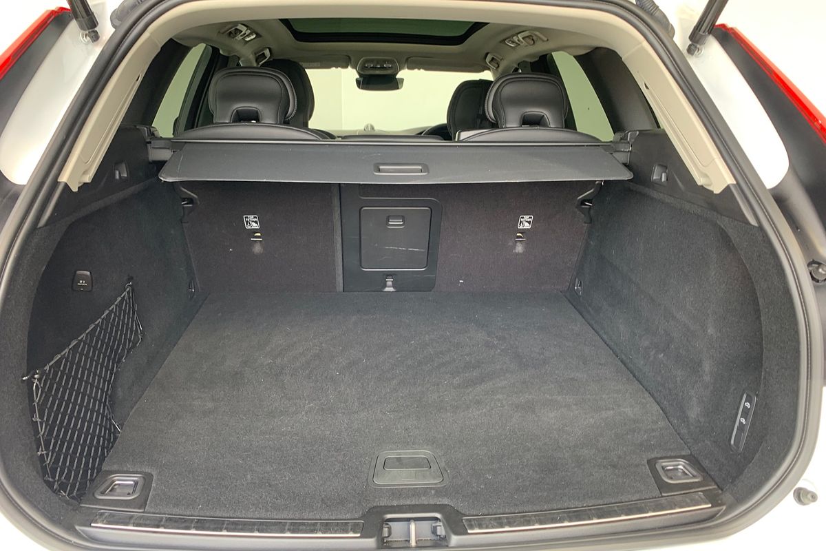 2022 Volvo XC60 Recharge Ultimate T8 Plug-In Hybrid