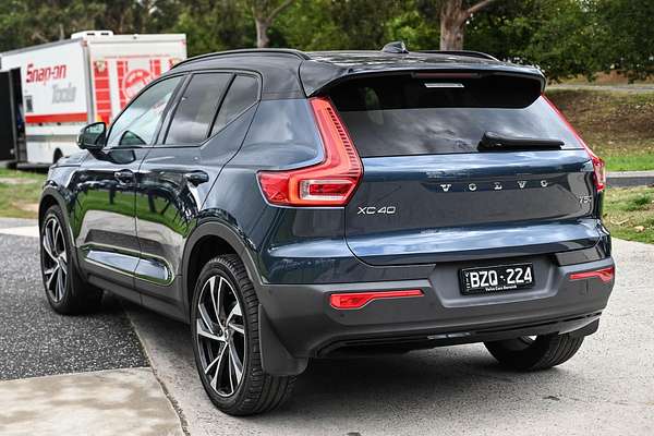 2022 Volvo XC40 T5 R-Design