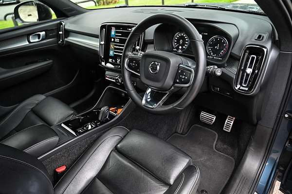 2022 Volvo XC40 T5 R-Design