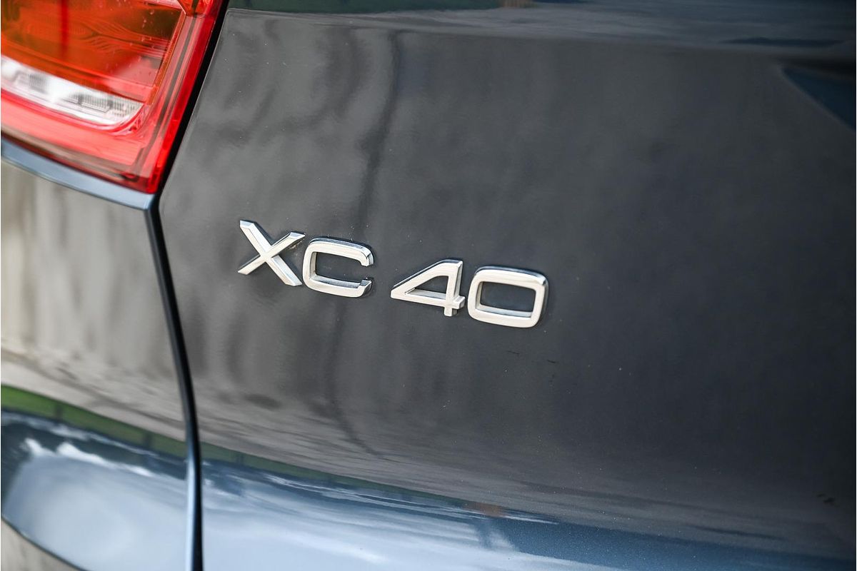 2022 Volvo XC40 T5 R-Design