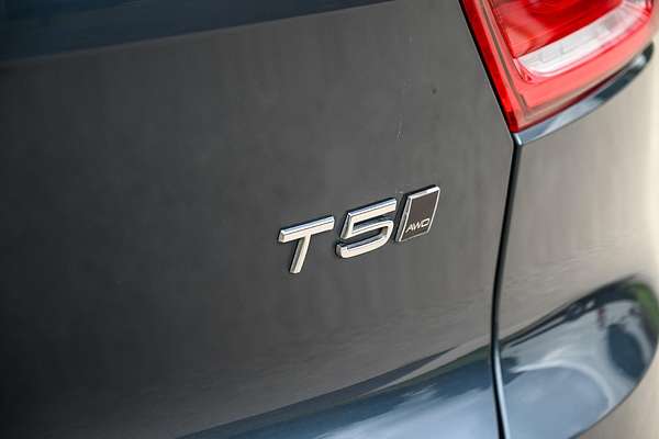 2022 Volvo XC40 T5 R-Design