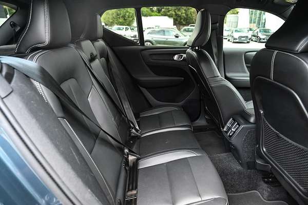2022 Volvo XC40 T5 R-Design