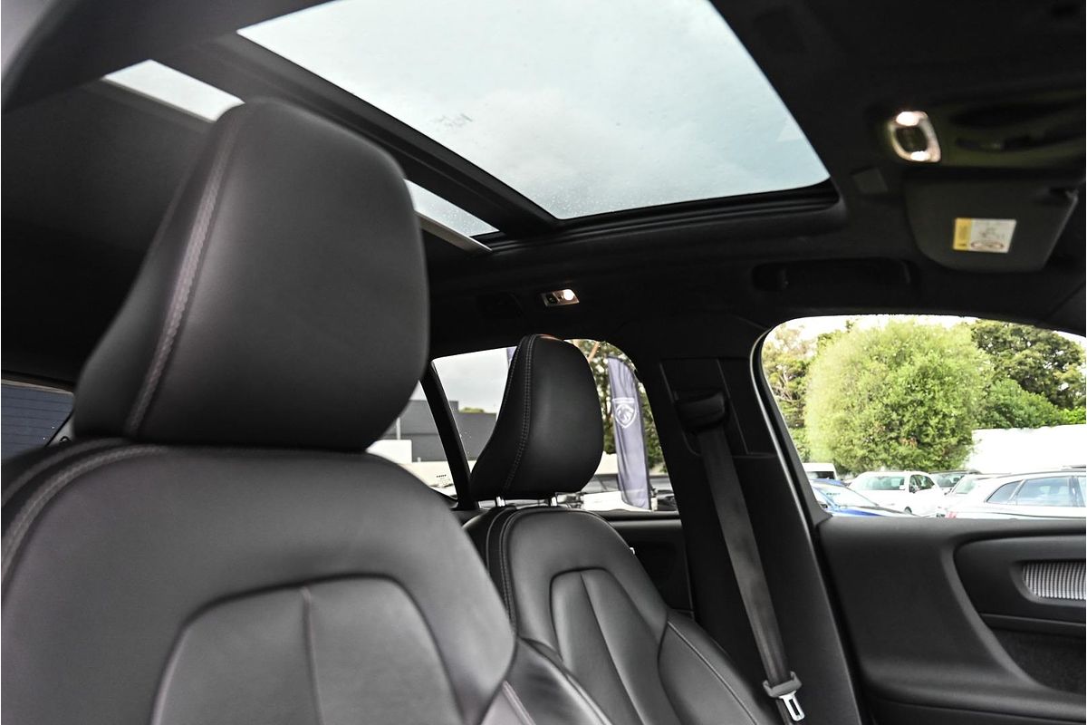2022 Volvo XC40 T5 R-Design