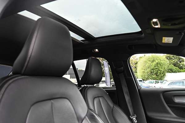 2022 Volvo XC40 T5 R-Design