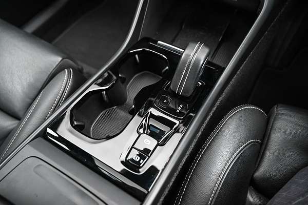 2022 Volvo XC40 T5 R-Design