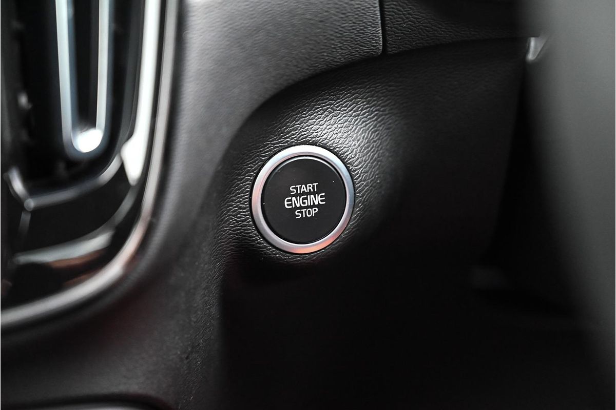 2022 Volvo XC40 T5 R-Design