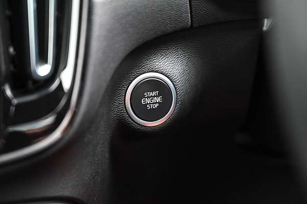 2022 Volvo XC40 T5 R-Design