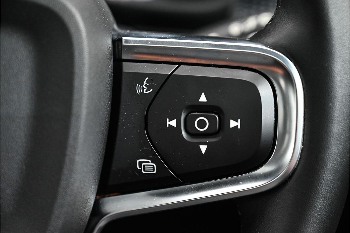 2022 Volvo XC40 T5 R-Design