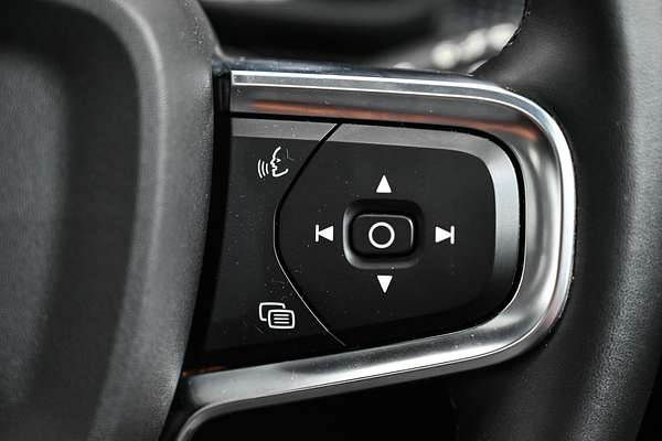 2022 Volvo XC40 T5 R-Design